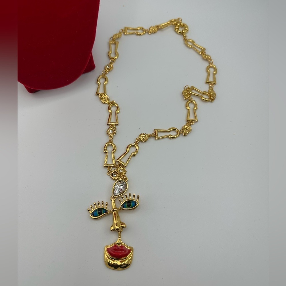 Visage Baroque Gold Artistic Face Pendant Necklace - Picture 10 of 11